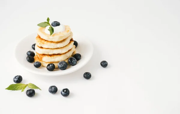 白を基調とした新鮮なブルーベリーのパンケーキが閉じられます 朝食のアイデア ロイヤリティフリーのストック画像