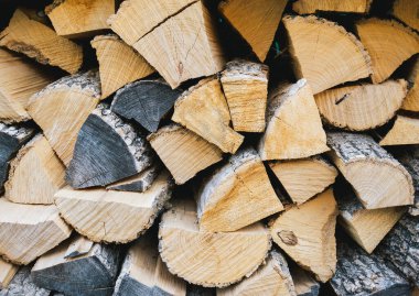 Kahverengi istiflenmiş odun yığınına yakın çekim.