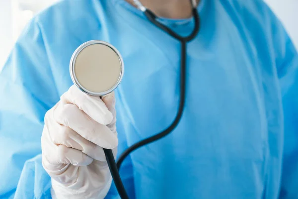 Doktorun elinde steteskop var..