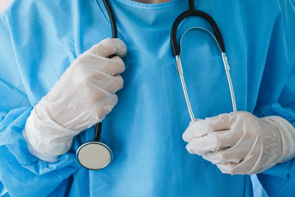 Stetoskop tutan tıbbi işçilere yakın çekim.