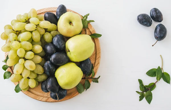 Parlak arka planda lezzetli taze meyvelerin üst görüntüsü.