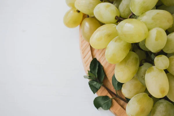 Primer Plano Uvas Frescas Sobre Fondo Blanco — Foto de Stock