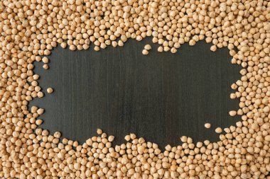 Siyah arkaplanda taze nohuttan yapılmış çerçeve.