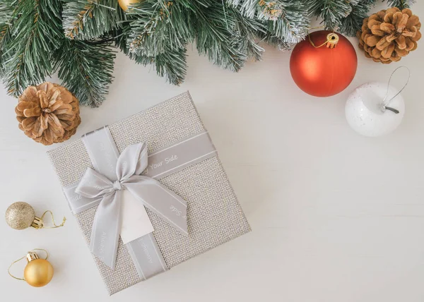 Beyaz ahşap arka planda noel süslemeleri ile birlikte en iyi noel manzarası.