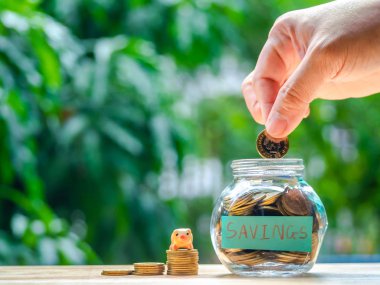 Ev veya ev modeli üzerinde yakın sikke yığını ile ev anahtarı. Kavramı kredi için mülkiyet merdiven, finans, mortgage, gayrimenkul yatırım, vergiler ve bonus.