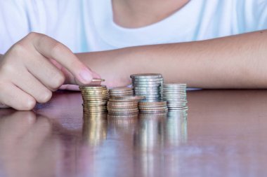 Asyalı çocuk'in gelecekteki konsept ve bonus ve vergi tasarruf yatırım altın ile üst üste.