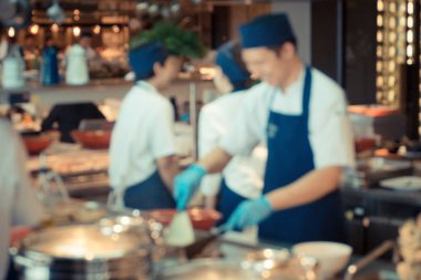 İnsanlar rahatlamak akşam yemeği için soyut bokeh ışık arka plan ile odak veya mevsimlik Restoran.