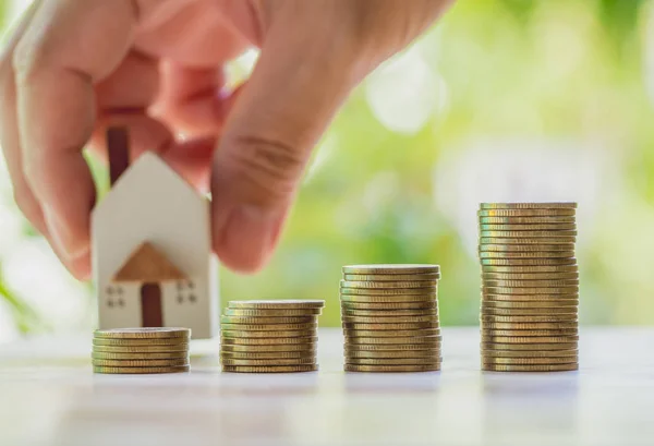 Mano Toma Casa Miniatura Están Apilando Con Monedas Para Ahorrar —  Fotos de Stock