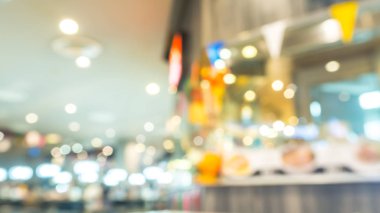 İnsanlar rahatlamak akşam yemeği için soyut bokeh ışık arka plan ile odak veya mevsimlik Restoran.