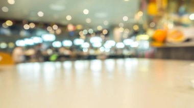 İnsanlar rahatlamak akşam yemeği için soyut bokeh ışık arka plan ile odak veya mevsimlik Restoran.