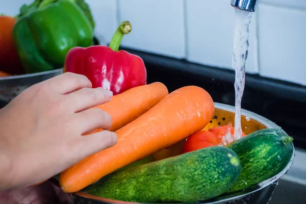 Mujer Joven Lavando Zanahoria Para Eliminar Pesticidas Antes Cocinar Cocina — Foto de Stock
