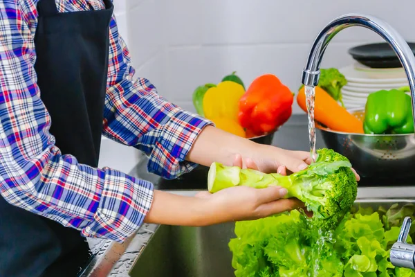 Wanita Muda Mencuci Brokoli Untuk Menghilangkan Pestisida Sebelum Memasak Dapur — Stok Foto
