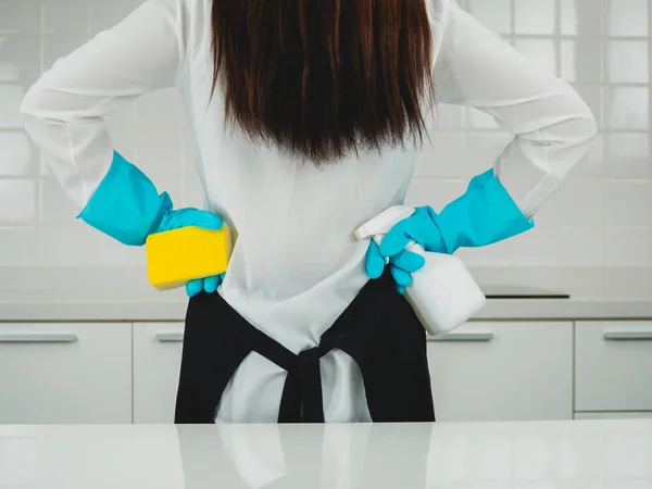 Kobieta Ubrana Gumową Rękawiczkę Czyszczenia Stołu Kuchni Koncepcja Czyszczenia — Zdjęcie stockowe