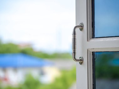 Relax ile güzel manzara üzerine açık pencere görünümü.
