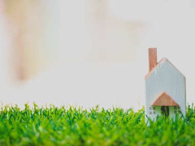 Masa üzerinde ahşap ev ile satış kelime yazılı küp. Konsept kredi, mülkiyet merdiven, mali, ipotek, gayrimenkul yatırım, vergi ve bonus.