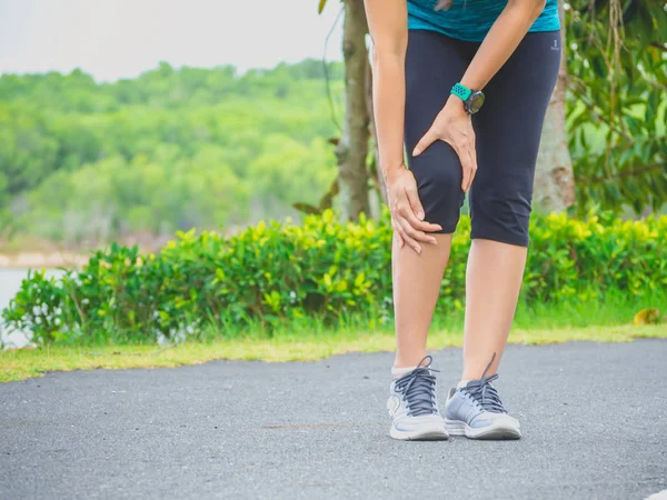 Kadın Koşucu Spor Bahçede Bacak Diz Ağrısı Yaralandı — Stok fotoğraf