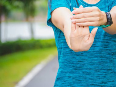 Bahçe arka plan, sağlık ve tıbbi kavram üzerinde Germe egzersizleri parmak. 