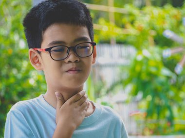 Küçük hasta çocuk boğaz ağrısı çekiyor ya da boğuluyor. Mutsuzken nefes alamıyor. Alerji konsepti