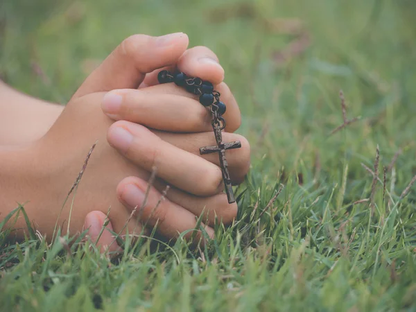 Religijny Młody Chłopak Modląc Się Ręce Krzyża Boga Parku — Zdjęcie stockowe