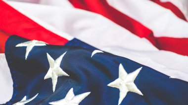 Mavi gökyüzü ile rüzgarda dalgalanan Amerikan bayrağı