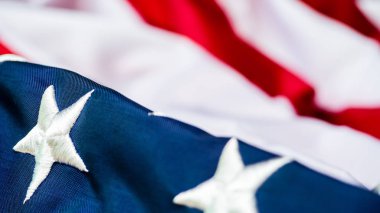 Mavi gökyüzü ile rüzgarda dalgalanan Amerikan bayrağı