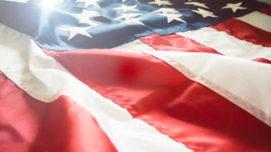 Mavi gökyüzü ile rüzgarda dalgalanan Amerikan bayrağı