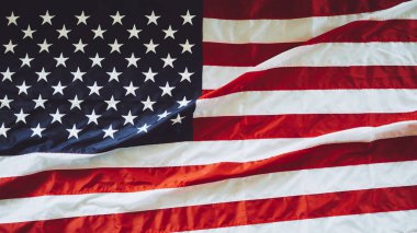 Mavi gökyüzü ile rüzgarda dalgalanan Amerikan bayrağı