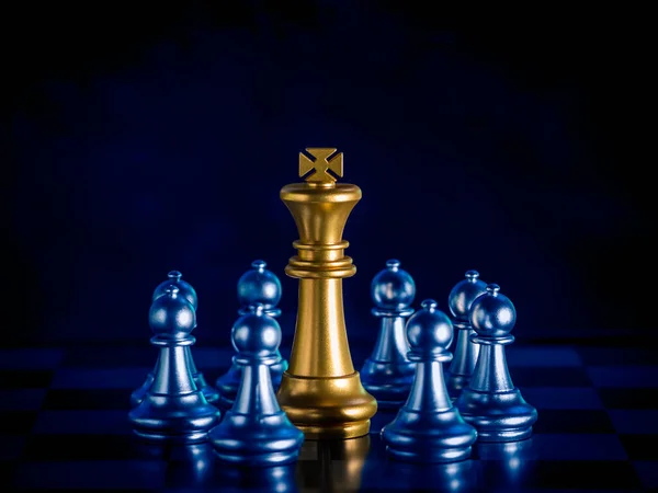 Altın Kral Satranç Gümüş Satranç Taşlarının Etrafında Yuvarlanarak Zafere Stratejisi — Stok fotoğraf