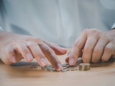 Son sınıf öğrencisi emekli maaşı ve emeklilik sigortası için para sayıyor. Kredi, mülk, mali konsept.
