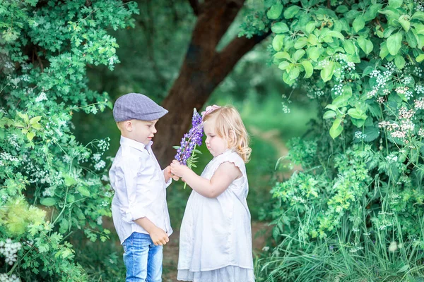 Niño Una Flor Púrpura Una Niña — Foto de Stock