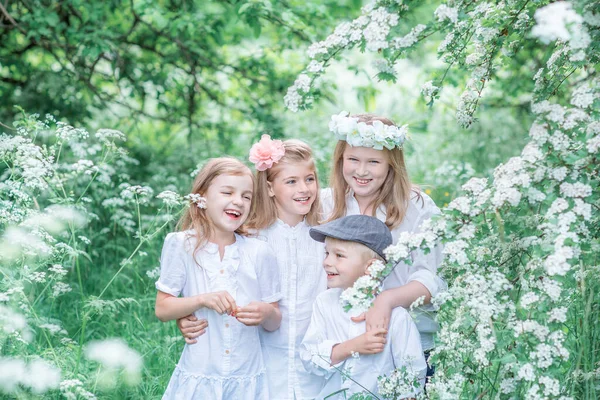 Cuatro Niños Riendo Ropa Blanca Verano Jardín Floreciente — Foto de Stock