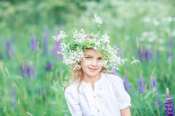 Retrato Una Niña Años Una Corona Flores Silvestres Blancas Prado — Foto de Stock