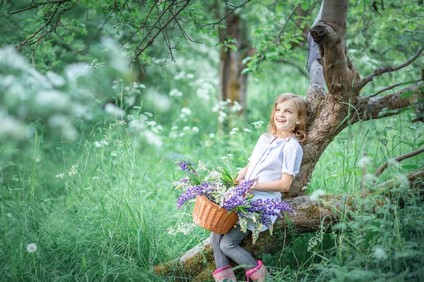 Niña Años Vestido Blanco Sienta Árbol Curvo Con Una Cesta —  Fotos de Stock