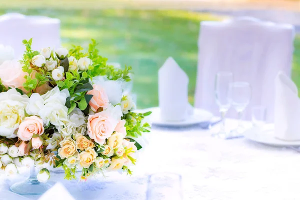 結婚式の装飾。テーブルの上の花束のクローズアップ — ストック写真