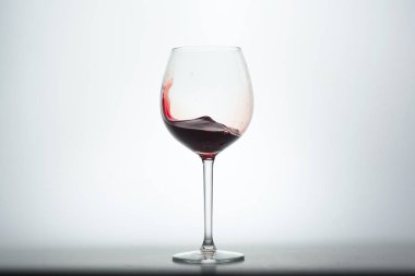 Beyaz zemin üzerine kırmızı şarap ile Şarap kadehi