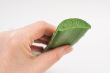 Aloe vera jel bir cilt yanığı uygulama el. Doğal alternatif tıp