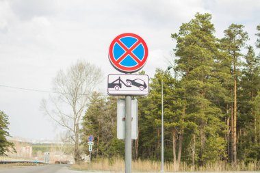 Yol işaretleri. Durmak yasaktır. Çekici kamyon çalışıyor
