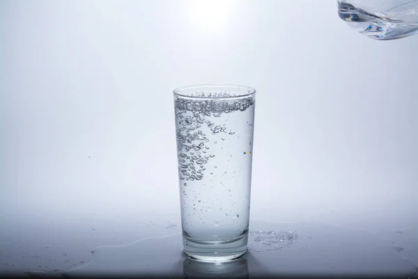 Vierta Agua Potable Limpia Vaso Sobre Mesa Primer Plano — Foto de Stock