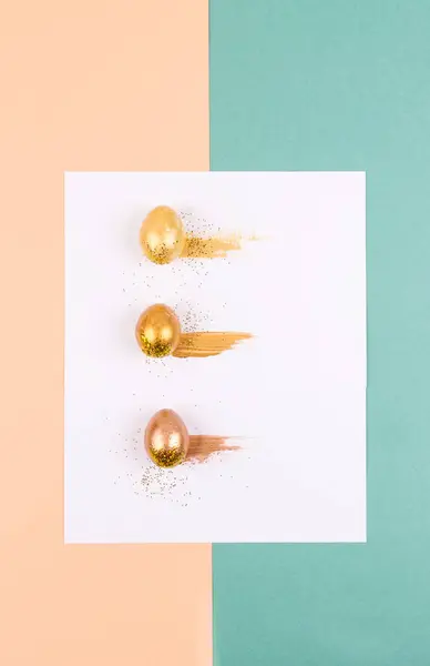 Три золотистых цветных яйца . — стоковое фото