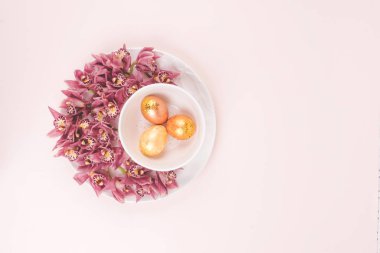 bir plaka üzerinde renkli yumurta.