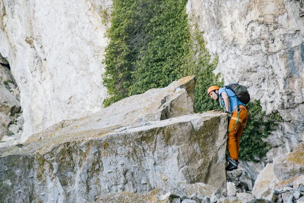 L'uomo scala una roccia. — Foto Stock