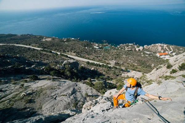 Uomo che passa per via ferrata . — Foto Stock