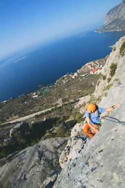 Adam Ferrata üzerinden geçerek.