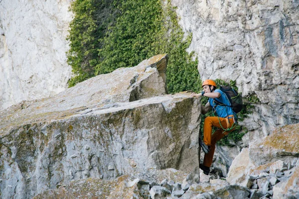 L'uomo scala una roccia. — Foto Stock