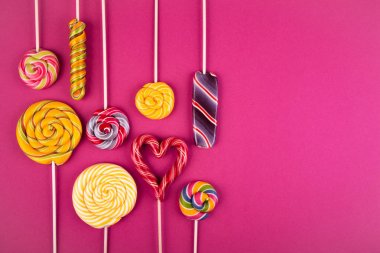 Arka planda bir sürü lolipop var..