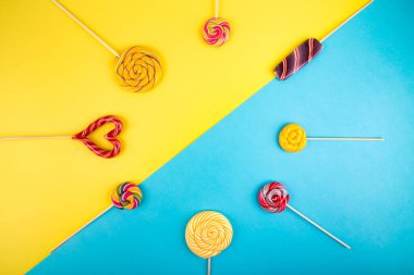 Arka planda bir sürü lolipop var..