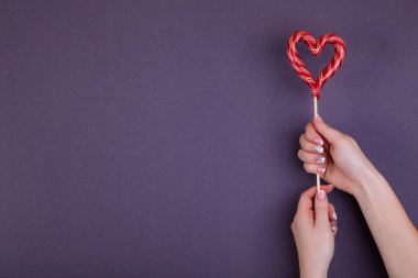 Lollypop üzerinde bir sopa el.