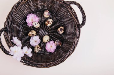 yumurta ve çiçek sepeti.