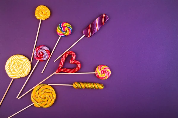 Arka planda bir sürü lolipop var..