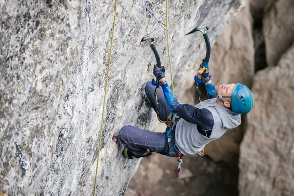 Arrampicata uomo su una roccia . — Foto Stock